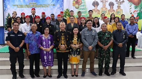 Safari Natal Di Kecamatan Mihing Raya Bupati Bagikan Kartu Gunung Mas