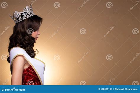 Concours De Miss Pageant Robe De Mariée à La Couronne De Diamant Image Stock Image Du Cheveu