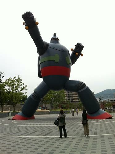 Tetsujin 28 statue, Kobe | Canned Memory