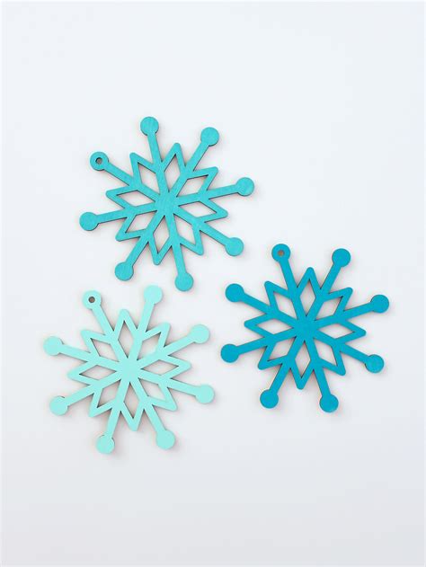 SPARKLY SNOWFLAKE GARLAND