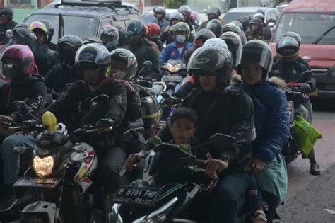 Arus Balik Iring Iringan Motor Dan Mobil Padati Jalur Pantura Bekasi