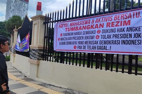 Spanduk Tolak Kedatangan Jokowi Terpasang Di Pagar Gedung Dprd Sumsel