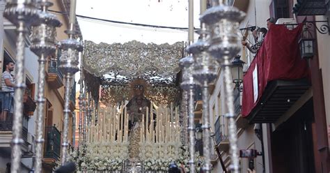 La procesión extraordinaria de la Virgen de la Caridad por el barrio de