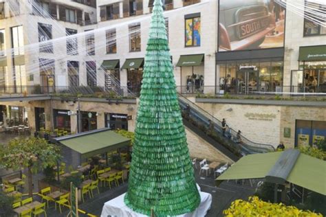 Nouveau à Bordeaux ce sapin de Noël est en plastique et s illumine à