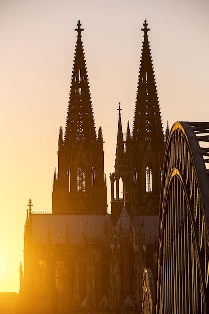 Silueta De La Catedral De Colonia Al Atardecer Foto Premium