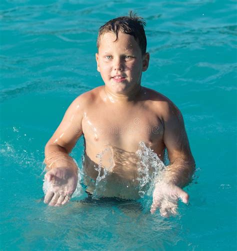 Le Gar On Nage Avec Une Claboussure Dans Le Parc Aquatique Photo Stock