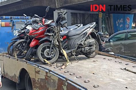 Kronologi Kecelakan Truk Di Slipi 1 Orang Tewas