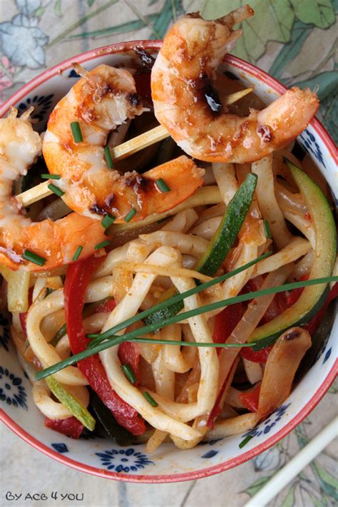 Recette facile de nouilles japonaises sautées Udon aux légumes et