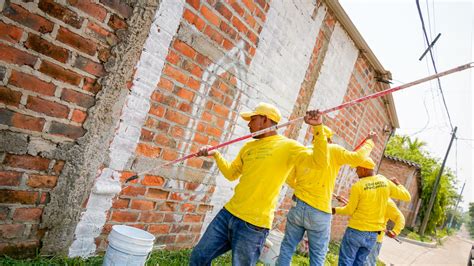 Privados De Libertad Borran Grafitis De Pandillas En San Salvador