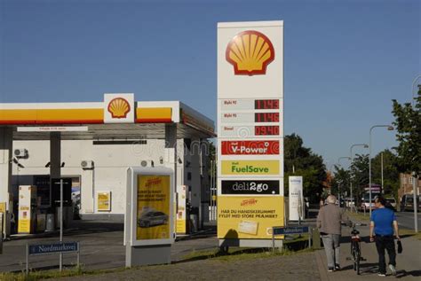 Shell Bensinstation Redaktionell Arkivbild Bild Av Bilder 102856297