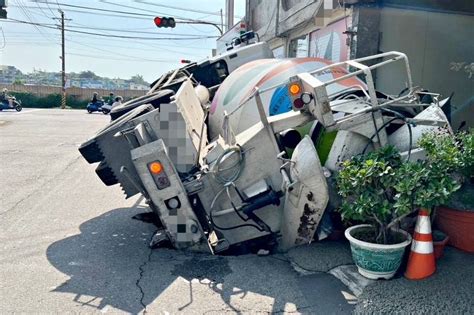 快訊》高雄驚見大天坑！整台預拌水泥車側倒「陷進洞裡」司機錯愕爬出來 風傳媒 Line Today