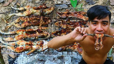 Roasted Frogs Bbq Eating With Spicy Sauce So Delicious Cooking Frogs Bbq Recipe In Jungle