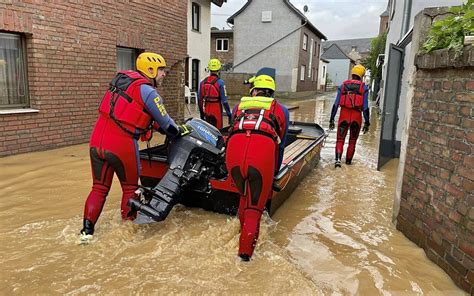 Hochwasser Katastrophe DLRG Strömungsretter holten rund 300 Menschen