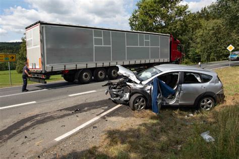 Drei Personen Nach Heftigem Unfall Teils Schwer Verletzt