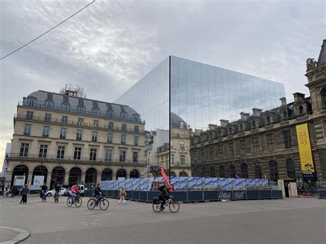 Que Cachent Ces Miroirs G Ants Install S En Face Du Louvre Paris