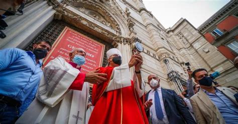 Si Ripete Il Miracolo Della Liquefazione Del Sangue Di San Gennaro