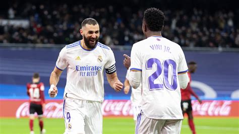 El Real Madrid Golea Al Valencia Con Dobletes De Vinicius Y Benzema