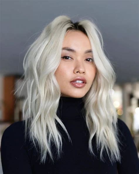 Layered Blonde Hair With Dark Roots Blonde Hair With Roots Bleach