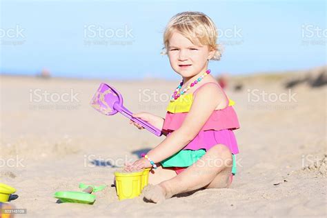 유아 여자아이 게임하기 해변 12 17 개월에 대한 스톡 사진 및 기타 이미지 12 17 개월 귀여운 놀기 Istock