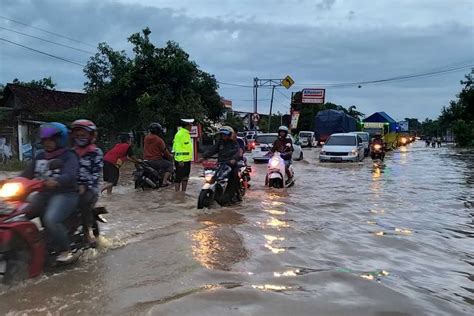 Foto Banjir Makin Meluas Kemacetan Ruas Jalan Surabaya Madiun