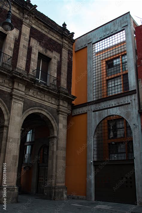 Edificios coloniales coloridos en un callejón del Centro histórico de