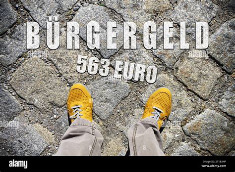 Fotomontage Mann Steht Vor Dem Schriftzug B Rgergeld Euro Stock