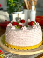 Torta Chiffon Con Confettura Di Fragole Fatta In Casa E Crema