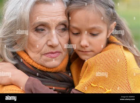 Triste Grand Mère Avec Sa Petite Fille Photo Stock Alamy