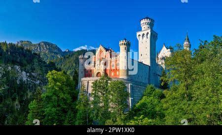 Vista Frontal De La Fachada Del Castillo De Neuschwanstein Con Zona De