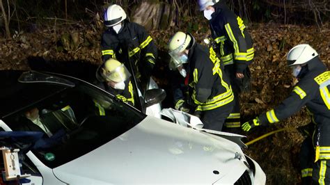 NonstopNews PKW mit drei Insassen schlingert über Landstraße gerät