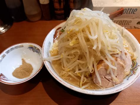 ラーメン豚山＠町田本店【野菜マシマシにしたら過去最高の盛り具合だった！】小ラーメン、辛ニラ、魚粉 まにっち【公式】の相模原周辺で食べた