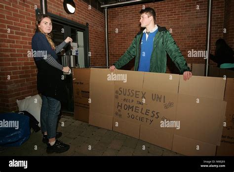 Homeless Sleeping In Cardboard Box Fotograf As E Im Genes De Alta