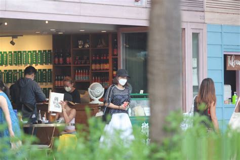 接地气！霍启刚郭晶晶逛平价超市 去人均百元餐厅 搜狐大视野 搜狐新闻