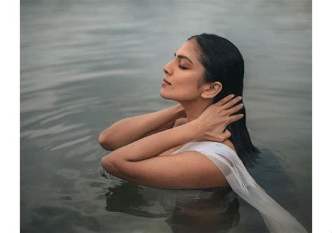 Malavika Mohanan Goes Bold In The Sea मालविका मोहनन ने समंदर में डूब