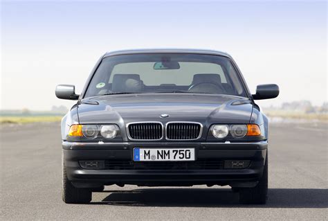 [Video] The famous E38 BMW 750iL in James Bond movie - BMW.SG