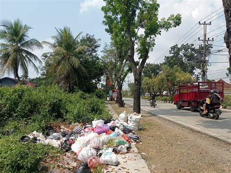 Bau Busuk Dan Jorok Sampah Berserakan Di Jalan Gerilya Barat Purwokerto