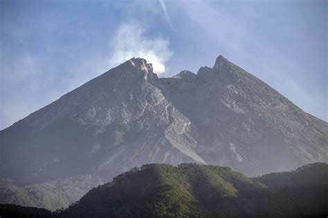 Gunung Merapi Keluarkan Asap Solfatara