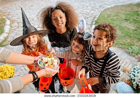 Niños con disfraces de Halloween truco Foto de stock 1503263618