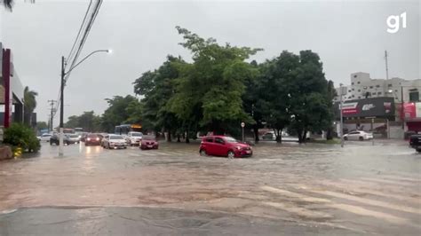 V Deo Motoristas Ficam Ilhados Ap S Forte Chuva Alagar Avenidas Em