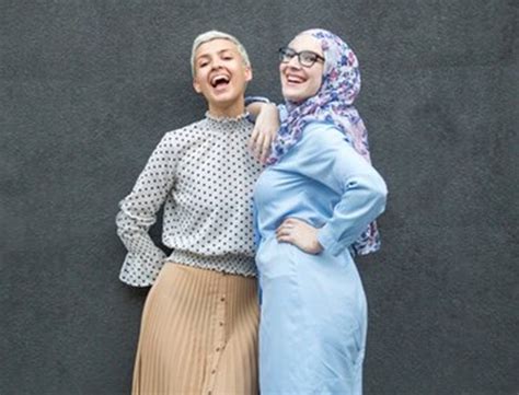 Wanita Harus Tahu Ini Tren Warna Baju Lebaran Tampil Memukau