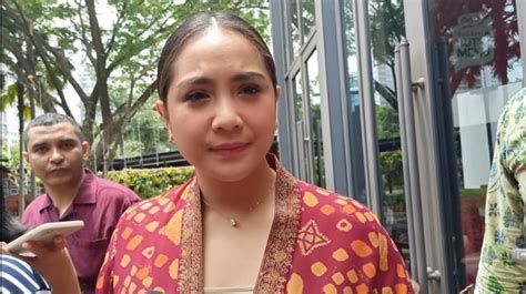 Nagita Slavina Pakai Pin Harga Rp8 Ribu Bikin Netizen Heboh