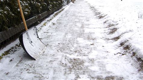 Unglück im Wetter Treiben Mann beim Schneeschippen totgefahren