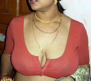 Hot Mallu Aunty In Saree Indian Glamours Actress Bikini Cleavage