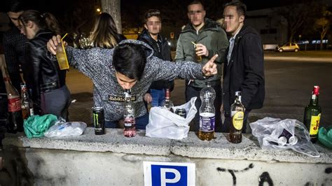 La presión en unas zonas de ocio traslada a otras el efecto botellón