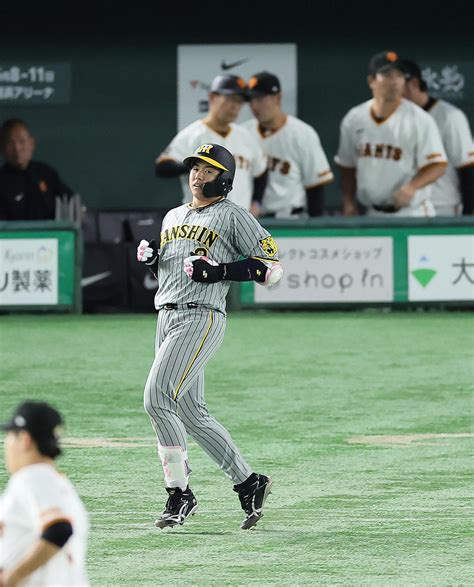 【阪神】岡田彰布監督のレアシーン 3点差6回2死満塁で梅野隆太郎へ自ら一言、ベンチでにやり プロ野球写真ニュース 日刊スポーツ