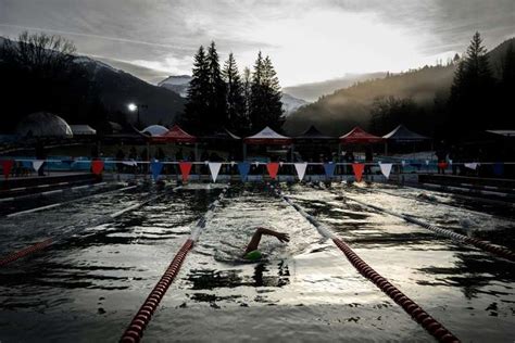 Un sport pour les fous des nageurs s affrontent dans l eau glacée