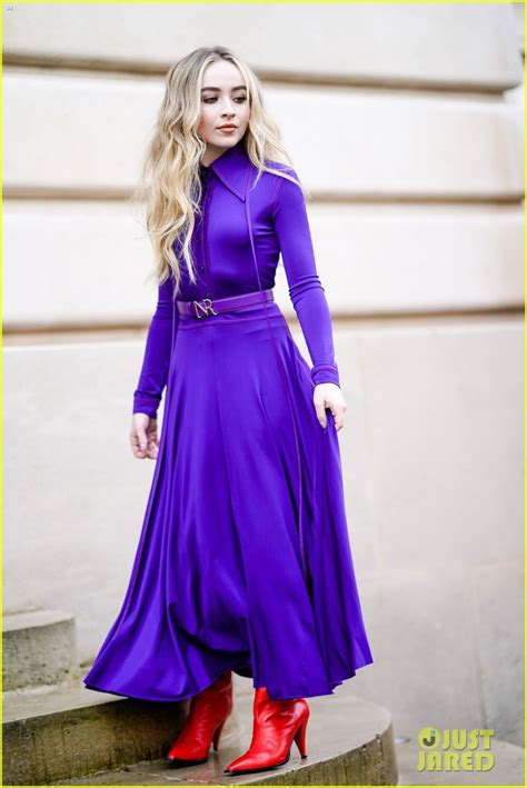 Sabrina Carpenter Goes Purple For Nina Ricci Fashion Show 01 Estilo