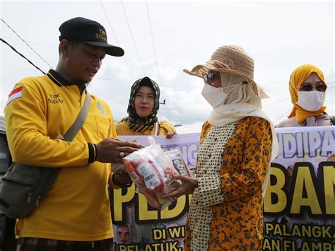 Infopublik Serahkan Bantuan Warga Terdampak Banjir