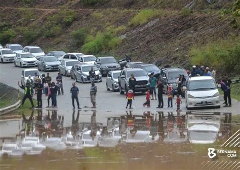 Ratusan Kenderaan Terkandas Di Pos Blau Akibat Limpahan Sungai Brooke