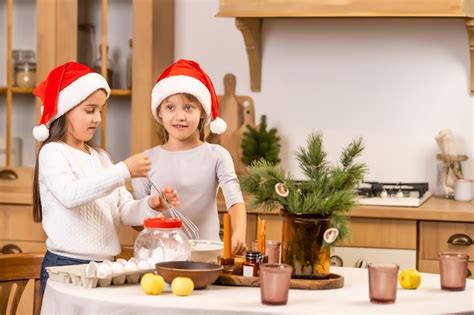 Ni Os Horneando Galletas De Navidad Antes De La Celebraci N De La